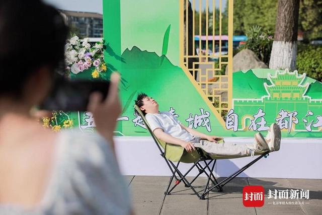 游客沉浸式互动 解锁新玩法OG真人五一趣游都江堰(图2)